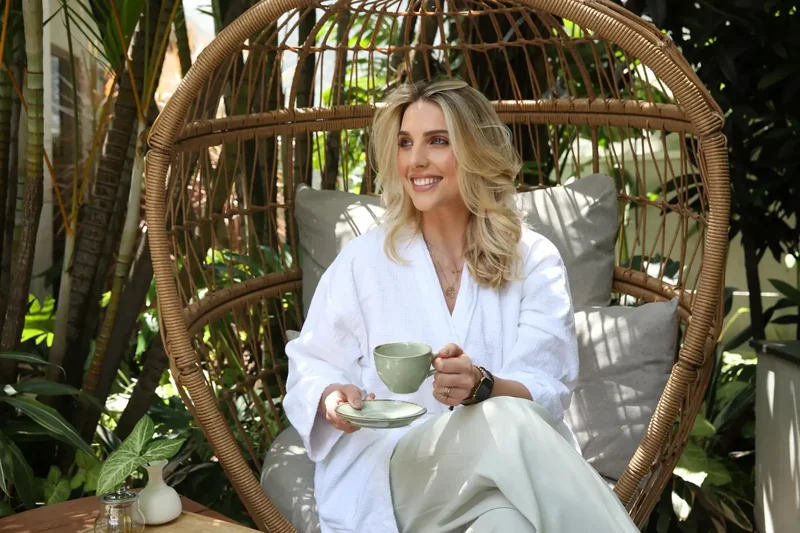 Cliente relaxando no espaço zen